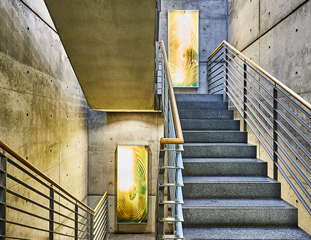 Für jedes Treppenhaus im Deutsch-Japanischen Zentrum gestalteten vier Künstler Installationen zum Thema „Licht und Raum“.