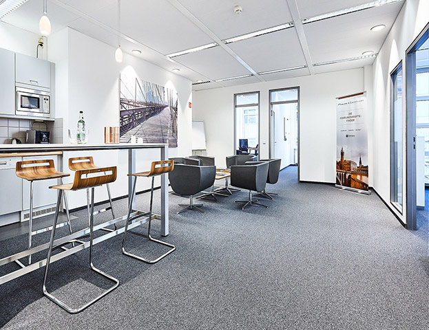 Die Büroflächen im Deutsch-Japanischen Zentrum verfügen alle über eine komplett eingerichtete Pantry, moderne WC-Einheiten, einen Personenaufzug und PKW-Stellplätze in der Tiefgarage.