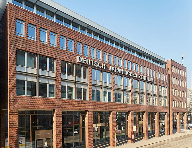 Das Deutsch-Japanische Zentrum wurde nach Entwürfen des renommierten Hamburger Architekten Meinhard von Gerkan gebaut.